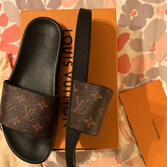 LOUIS VUITTON MEN SLIDES - Picture 9 of 13